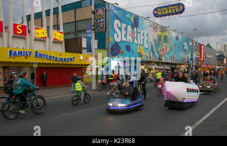 Blackpool, Lancashire, Regno Unito. 29 Agosto, 2017. Cavalcare le luminarie luci accendere, un annuale del turismo balneare evento che chiude Promenade di Blackpool per tutto il traffico ad eccezione di cicli. Il 2017 è l'undicesimo anniversario di questo evento che sta diventando sempre più popolare ogni anno ed è frequentato da migliaia di persone. Nonché di ottenere la possibilità di una prima occhiata a le illuminazioni in anticipo di accensione, i ciclisti sono in grado di godersi il Golden Mile mentre passeggiate sul lungomare senza doversi preoccupare di altri veicoli. Credito; MediaWorldImages/Alamy Live News Foto Stock