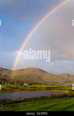 Ardara, County Donegal, Irlanda meteo. Il 30 agosto 2017. Un arcobaleno compare su Irlanda il sedicente "Wild Atlantic modo' dopo la pioggia pesante e alcuni gravi inondazioni nella contea di recente. Credito: Richard Wayman/Alamy Live News Foto Stock