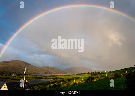 Ardara, County Donegal, Irlanda meteo. Il 30 agosto 2017. Un arcobaleno compare su Irlanda il sedicente "Wild Atlantic modo' dopo la pioggia pesante e alcuni gravi inondazioni nella contea di recente. Credito: Richard Wayman/Alamy Live News Foto Stock