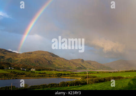 Ardara, County Donegal, Irlanda meteo. Il 30 agosto 2017. Un arcobaleno compare su Irlanda il sedicente "Wild Atlantic modo' dopo la pioggia pesante e alcuni gravi inondazioni nella contea di recente. Credito: Richard Wayman/Alamy Live News Foto Stock