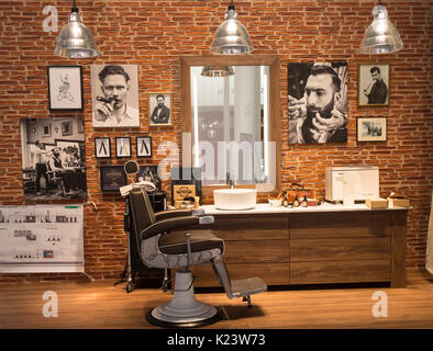 Berlino, Germania. Il 30 agosto, 2017. Gli espositori si erge la preparazione prima di aprire al pubblico il 1 settembre 2017. Mock-up di uomini in vecchio stile Barber shop su Panasonic prodotti per la bellezza maschile stand. IFA è uno dei più grandi del mondo consumer electronics trade show. Credito: Iain Masterton/Alamy Live News Foto Stock