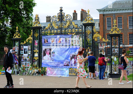 Londra, Regno Unito. 29 agosto 2017. Tributi prima del 20° anniversario della morte della Principessa Diana a Kensington Palace 29 agosto 2017 Chiltern Firehouse VIP e celebrità, Londra, Regno Unito 24 agosto 2017. Crediti: Alamy Live News Foto Stock