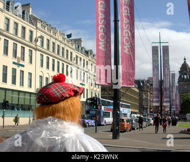 Glasgow, Scotland, Regno Unito. Il 30 agosto, 2017. Regno Unito Meteo. Piove e soleggiato per le strade della città spesso allo stesso rebbio come sua scarsa estate meteo continua.local preparato per qualsiasi tempo. Credito: gerard ferry/Alamy Live News Foto Stock