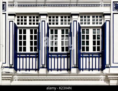 Negozio tradizionale esterno della casa blu con lamelle in legno e persiane blu e bianca facciata nel quartiere di Chinatown di Singapore Foto Stock