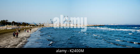 Spiaggia di Larnaca con vista porto e marina in uno sfondo, Cipro Foto Stock