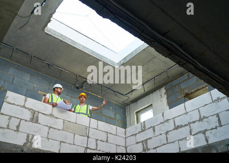 Costruttori sul sito in costruzione Foto Stock