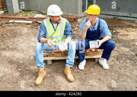 Lavoratori edili sulla pausa pranzo Foto Stock
