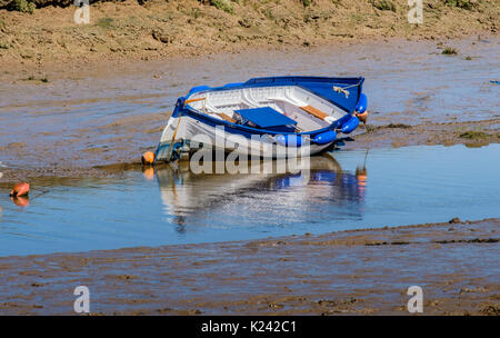 Barche spiaggiata su Morston Creek, Morston Quay, North Norfolk, Regno Unito Foto Stock