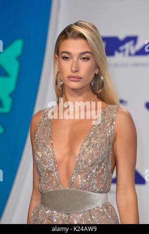 LOS ANGELES, CA. 27 agosto 2017: Hailey Baldwin al 2017 MTV Video Music Awards al 'favoloso' Forum Foto: Sarah Stewart Foto Stock