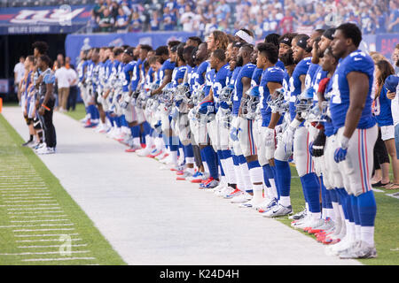 Agosto 26, 2017, New York Giants linee up prima del gioco di NFL tra il New York getti e New York Giants a MetLife Stadium di East Rutherford, New Jersey. Christopher Szagola/CSM Foto Stock