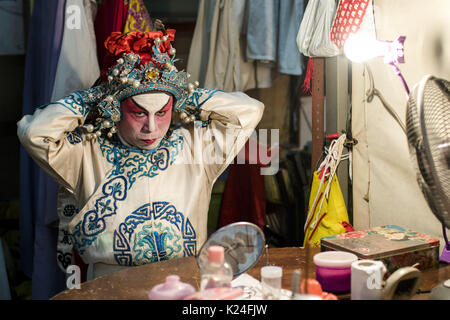 Kuala Lumpur, Malesia. 28 Agosto, 2017. Scene di backstage dell opera cinese a Shen Sze ella Yar tempio, Kajang di Kuala Lumpur in Malesia sul 28 agosto 2017. Il tempio celebrare Xian Si Shi Ye anniversario del settimo giorno di sette luna Credito: Chris Jung/ZUMA filo/Alamy Live News Foto Stock