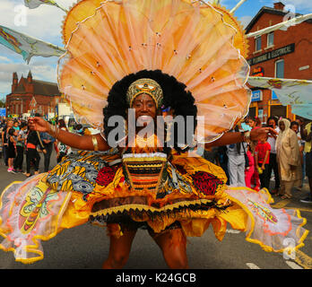 Leeds, Regno Unito. 28 Agosto, 2017. Gli artisti interpreti o esecutori partecipare al Leeds West Indian Carnevale 2017 a Leeds, Regno Unito, che il 28 agosto, 2017. La Leeds West Indian Carnival, sta celebrando è cinquantesimo anno nella città di Leeds. Il carnevale è nata nel 1967 da Arthur Francia come un modo per comunità afro-caraibica per celebrare la propria cultura e le proprie tradizioni ed è uno dei più grandi West Indian carnevali al di fuori di Londra. Credito: Stephen Gaunt/Touchlinepics.com/Alamy Live News Foto Stock
