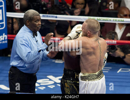 Agosto 26, 2017 - Las Vegas, Nevada, Stati Uniti d'America - Floyd Mayweather Jr (nero e oro pantaloncini), combatte Conor McGregor (pantaloncini bianchi)in un super welterweight incontro di pugilato Sabato, Agosto 26, 2017 a Las Vegas. (Credito Immagine: © Armando Arorizo/Prensa Internacional via ZUMA filo) Foto Stock