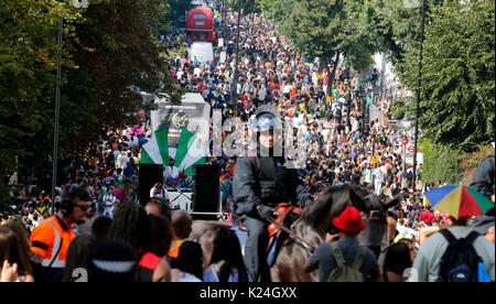 Londra, Regno Unito. 28 Agosto, 2017. Carnevale di Notting Hill, il più grande in Europa, il 28 agosto 2017 a Londra, Regno Unito. Il carnevale si svolge in due giorni per ogni mese di agosto. Credito: SUNG KUK KIM/Alamy Live News Foto Stock