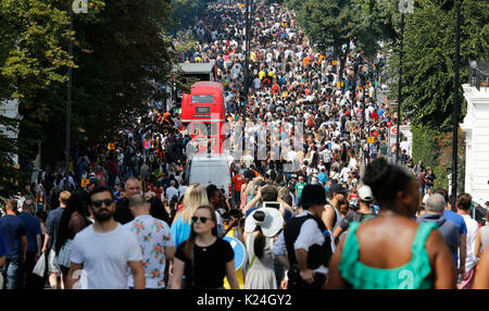 Londra, Regno Unito. 28 Agosto, 2017. Carnevale di Notting Hill, il più grande in Europa, il 28 agosto 2017 a Londra, Regno Unito. Il carnevale si svolge in due giorni per ogni mese di agosto. Credito: SUNG KUK KIM/Alamy Live News Foto Stock