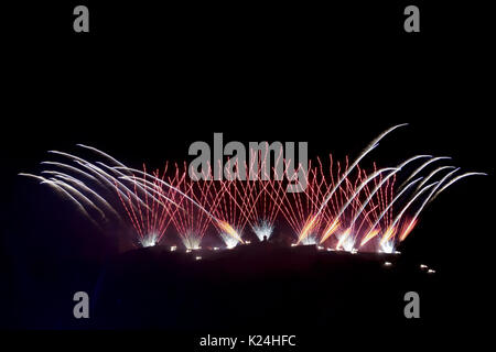 Edimburgo, Scozia 28 agosto. Edinburgh International Festival terminato con un display di fuochi d' artificio al Castello di Edimburgo sponsorizzato per Virgin Media, la marcatura 70 anniversario di Edinburgh International Festival. Credito: pak@ Mera/Alamy Live News Foto Stock