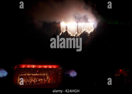 Edimburgo, Scozia 28 agosto. Edinburgh International Festival terminato con un display di fuochi d' artificio al Castello di Edimburgo sponsorizzato per Virgin Media, la marcatura 70 anniversario di Edinburgh International Festival. Credito: pak@ Mera/Alamy Live News Foto Stock