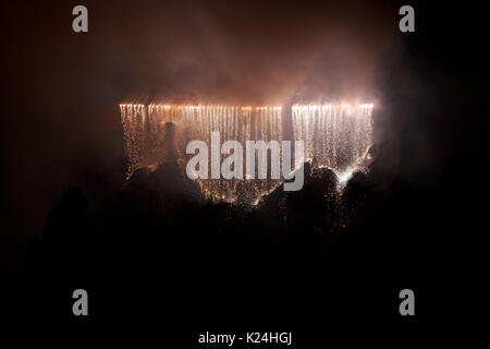 Edimburgo, Scozia 28 agosto. Edinburgh International Festival terminato con un display di fuochi d' artificio al Castello di Edimburgo sponsorizzato per Virgin Media, la marcatura 70 anniversario di Edinburgh International Festival. Credito: pak@ Mera/Alamy Live News Foto Stock