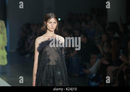 Un modello di passeggiate in pista Osklen a SPFW N44 inverno 2018 il 28 agosto 2017 a Sao Paulo, Brasile. (Foto: PATRICIA DEVORAES/BRASILE PHOTO PRESS) Credito: Brasile Photo Press/Alamy Live News Foto Stock