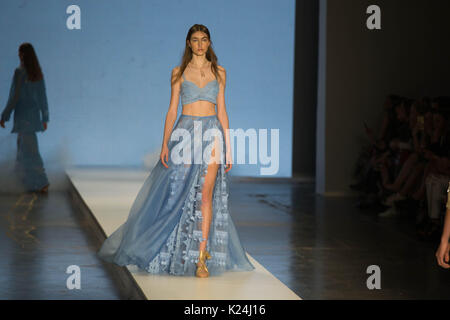 Un modello di passeggiate in pista Osklen a SPFW N44 inverno 2018 il 28 agosto 2017 a Sao Paulo, Brasile. (Foto: PATRICIA DEVORAES/BRASILE PHOTO PRESS) Credito: Brasile Photo Press/Alamy Live News Foto Stock