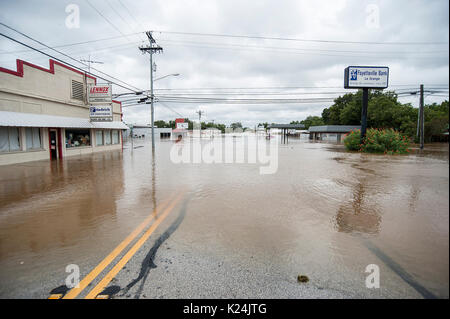 Il Corpus Christi, Texas, Stati Uniti d'America. 28 Agosto, 2017. Uragano Harvey fatto approdo tardi venerdì appena a nord del Corpus Christi come un uragano di categoria 4, Harvey's indomani continua su La Grange, Texas. Mario Cantu/CSM Credito: Cal Sport Media/Alamy Live News Foto Stock