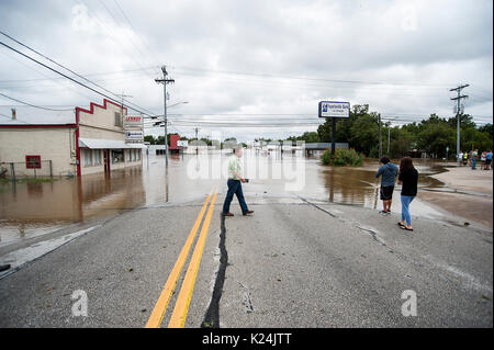 Il Corpus Christi, Texas, Stati Uniti d'America. 28 Agosto, 2017. Uragano Harvey fatto approdo tardi venerdì appena a nord del Corpus Christi come un uragano di categoria 4, Harvey's indomani continua su La Grange, Texas. Mario Cantu/CSM Credito: Cal Sport Media/Alamy Live News Foto Stock