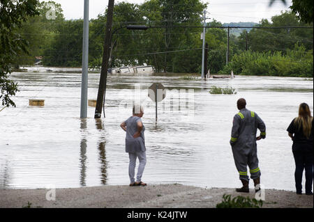 Il Corpus Christi, Texas, Stati Uniti d'America. 28 Agosto, 2017. Uragano Harvey fatto approdo tardi venerdì appena a nord del Corpus Christi come un uragano di categoria 4, Harvey's indomani continua su La Grange, Texas. Mario Cantu/CSM Credito: Cal Sport Media/Alamy Live News Foto Stock