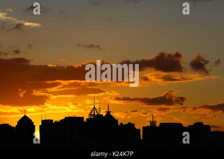 Fuzh, Fuzh, Cina. 28 Agosto, 2017. Incredibile tramonto può essere visto dopo il tifone di Fuzhou, a sud-est della Cina di provincia del Fujian, Agosto 27th, 2017. Credito: SIPA Asia/ZUMA filo/Alamy Live News Foto Stock