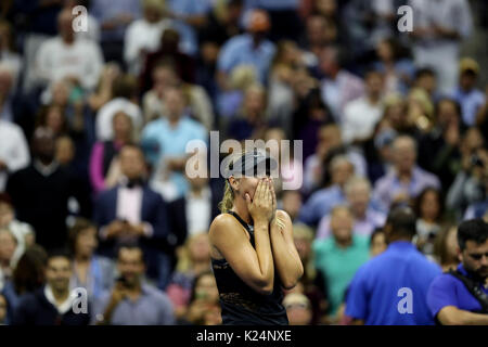 New York, Stati Uniti d'America. 28 Agosto, 2017. Maria Sharapova della Russia reagisce dopo le donne singoli match di primo turno contro Simona Halep della Romania al 2017 US Open Tennis nel torneo di New York, gli Stati Uniti, e il agosto 28, 2017. Credito: Wang Ying/Xinhua/Alamy Live News Foto Stock