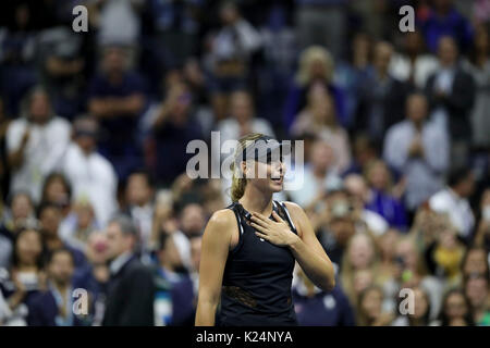 New York, Stati Uniti d'America. 28 Agosto, 2017. Maria Sharapova della Russia reagisce dopo le donne singoli match di primo turno contro Simona Halep della Romania al 2017 US Open Tennis nel torneo di New York, gli Stati Uniti, e il agosto 28, 2017. Credito: Wang Ying/Xinhua/Alamy Live News Foto Stock