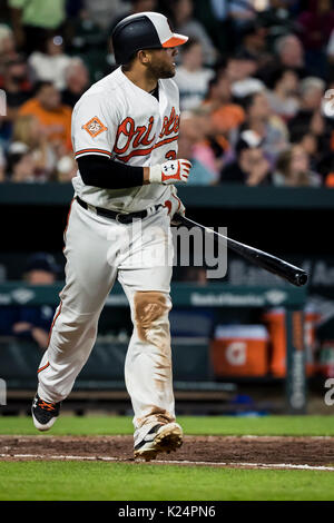 Baltimore, Maryland, Stati Uniti d'America. Agosto 28, 2017: Baltimore Orioles catcher Welington Castillo (29) singles durante la MLB partita tra Seattle Mariners e Baltimore Orioles a Rigogolo Park a Camden Yards di Baltimora, Maryland. Scott Taetsch/CSM Credito: Cal Sport Media/Alamy Live News Foto Stock