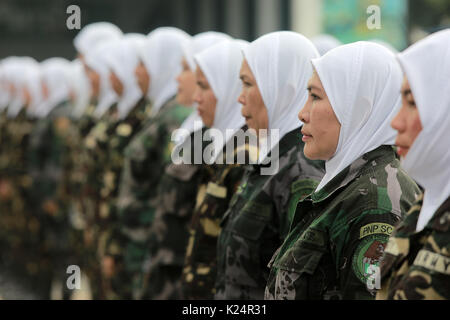 Pasay City. Il 29 agosto, 2017. Femmina di membri delle forze armate delle Filippine e la Philippine National Police attendere a bordo di un aereo a Villamor Air Base in Pasay City il 29 agosto 2017. Le truppe di sesso femminile sarà inviato a Marawi città nel sud delle Filippine. Credito: Rouelle Umali/Xinhua/Alamy Live News Foto Stock