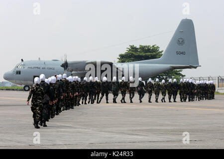 Pasay City. Il 29 agosto, 2017. Femmina di membri delle forze armate delle Filippine e la Philippine National Police a piedi a bordo di un aereo a Villamor Air Base in Pasay City il 29 agosto 2017. Le truppe di sesso femminile sarà inviato a Marawi città nel sud delle Filippine. Credito: Rouelle Umali/Xinhua/Alamy Live News Foto Stock