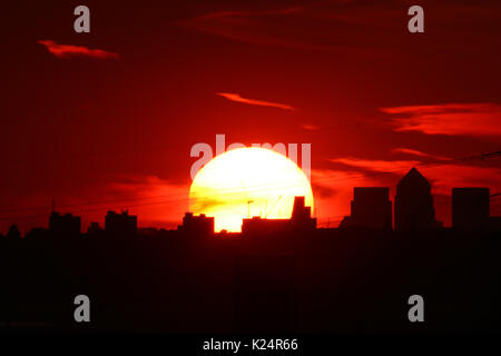 Londra, Regno Unito. 28 Agosto, 2017. Il sole che tramonta la scorsa notte (28th) dietro la skyline di Londra alla fine di un caldo lunedì festivo. Rob Powell/Alamy Live News Foto Stock
