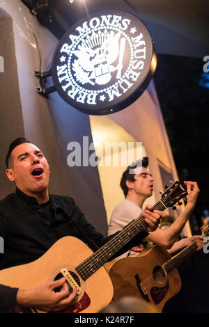 Berlino, Germania. 28 Agosto, 2017. Chris #2 e Justin sane di Anti-Flag esibirsi dal vivo sul palco durante il 'American cadere' concerto acustico a Ramones Museum il 28 agosto 2017 a Berlino, Germania. Credito: Geisler-Fotopress/Alamy Live News Foto Stock