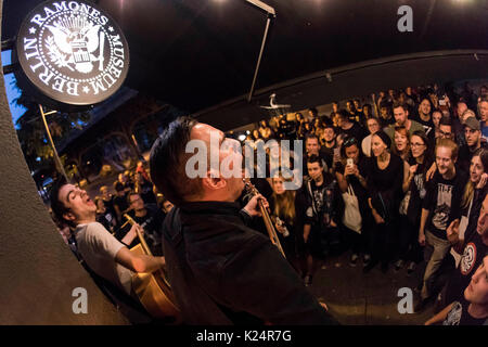 Berlino, Germania. 28 Agosto, 2017. Justin sane e Chris #2 di Anti-Flag esibirsi dal vivo sul palco durante il 'American cadere' concerto acustico a Ramones Museum il 28 agosto 2017 a Berlino, Germania. Credito: Geisler-Fotopress/Alamy Live News Foto Stock