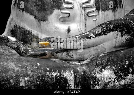 Dettagli di un 14 metri di alta statua di Buddha in Sukhothai, Parco Storico in Thailandia. Foto Stock