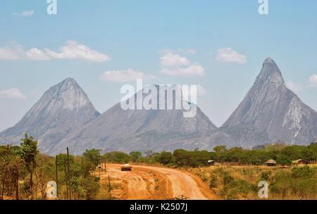 La strada attraverso il deserto nel nord del Mozambico Foto Stock