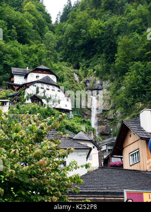 Città Hallstatt con lago di montagna e le miniere di sale. Massiccio alpino, bellissimo canyon in Austria. Salisburgo valle alpina, vacanza destinazione di viaggio. Foto Stock