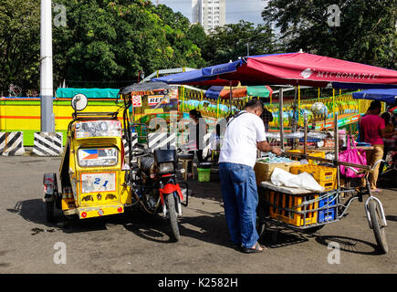 Manila, Filippine - Dic 21, 2015. I fornitori vendono cibo al mercato di strada a Manila nelle Filippine. Manila è considerato come uno dei migliori negozi destinat Foto Stock