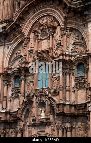 Facciata ornata su Iglesia de La Compania (costruito 1605-1765), Plaza de Armas, Cusco, Perù, Sud America Foto Stock