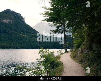 Il sentiero intorno al lago di montagna. Massiccio alpino, bellissimo canyon in Austria. Valle alpina in estate, acqua chiara. Una sana natura della montagna. Foto Stock