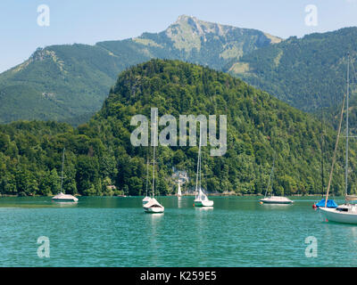 Piccolo porto di Wolfgang vedere il lago di montagna. Yacht ancorati, tempo soleggiato. Estate in barca a vela nelle Alpi. Sport Trekking sullo sfondo del paesaggio. Foto Stock