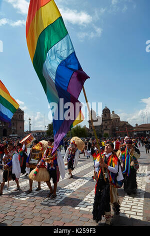 Sfilata dei popoli indigeni e bandiere arcobaleno di Cusco, Plaza de Armas, Cusco, Perù, Sud America Foto Stock