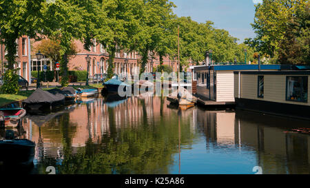 Paesi bassi, Leiden a Jan van goyenkade con case galleggianti e barche regolari in appoggio sul canale su un luminoso giorno di primavera 12 maggio 2017 Foto Stock