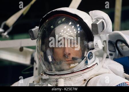 NASA Space Shuttle Discovery STS-64 missione il primo membro di equipaggio astronauta americano Carl Meade ripete una simulazione spacewalk presso il Johnson Space Center ambiente eterea Training Facility piscina Agosto 10, 1994 a Houston, Texas. Foto Stock