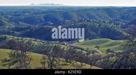 Il dividere ranch si trova nelle colline della parte occidentale della valle del sacramento con una vista della sutter buttes all'orizzonte febbraio 2, 2003 in Elk Creek, California. Foto Stock