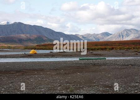 Camper impostare la loro tenda nella parte anteriore del DeLong montagne dal fiume Kugururok al Noatak National Preserve Agosto 26, 2009 vicino Kotzebue, Alaska. Foto Stock