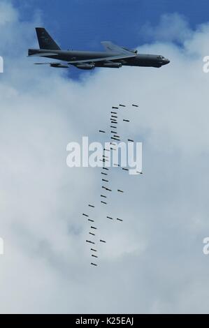 Un U.S. Air Force B Stratofortress bombardiere strategico aereo rilascia M117 aria-lasciato cadere le bombe tradizionali su un campo di addestramento vicino al Anderson Air Force Base di Marzo 15, 2011 vicino Yigo, Guam. Foto Stock