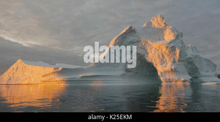 Un enorme iceberg galleggia nella baia di Disko Luglio 24, 2015 vicino a Ilulissat. Questa lastra di ghiaccio capannoni 300 gigatons di ghiaccio un anno nell'oceano, il che la rende la più grande fonte di innalzamento del livello del mare dal ghiaccio fondente. Foto Stock